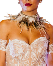 Load image into Gallery viewer, Collar Gargantilla de plumas para novia. Accesorios de Novia Boho Chic. Envio gratuito!