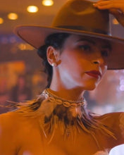 Load image into Gallery viewer, Collar Gargantilla de plumas para novia. Accesorios de Novia Boho Chic. Envio gratuito!