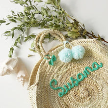 Load image into Gallery viewer, Capazos Playa Niña Personalizado. Regalos niña Comunión. Modelo Caracola.