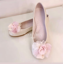 Cargar imagen en el visor de la galería, Zapatos niña para Comunión con flores. Personalizamos con tu vestido. Modelo BRIGHID.