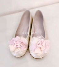 Cargar imagen en el visor de la galería, Zapatos niña para Comunión con flores. Personalizamos con tu vestido. Modelo BRIGHID.