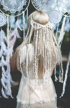 Cargar imagen en el visor de la galería, Tocado/Velo  Novia Boho Chic. Tocado Boho Etnico con macramé. Envio gratuito!