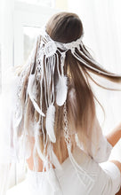 Cargar imagen en el visor de la galería, Tocado Novia Boho Chic. Tocado Novia Plumas Boho. Envio gratuito!