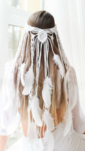 Cargar imagen en el visor de la galería, Tocado Novia Boho Chic. Tocado Novia Plumas Boho. Envio gratuito!