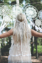 Cargar imagen en el visor de la galería, Tocado/Velo  Novia Boho Chic. Tocado Boho Etnico con macramé. Envio gratuito!