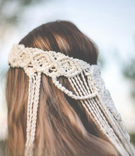 Cargar imagen en el visor de la galería, Tocado/Velo  Novia Boho Chic. Tocado Boho Etnico con macramé. Envio gratuito!