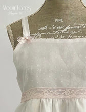 Cargar imagen en el visor de la galería, Pijama corto niña. Regalos Comunión. Modelo Perlas.