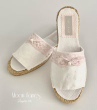Cargar imagen en el visor de la galería, Zapatillas Lenceria. Modelo GRETHEL . Hada de las Perlas.