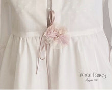 Cargar imagen en el visor de la galería, Bata Lenceria Niña. Regalos Comunión. Modelo Halia. Hada del Estilo.