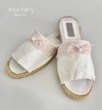 Cargar imagen en el visor de la galería, Zapatillas Lenceria. Modelo GRETHEL . Hada de las Perlas.