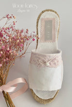 Cargar imagen en el visor de la galería, Zapatillas Lenceria. Modelo GRETHEL . Hada de las Perlas.