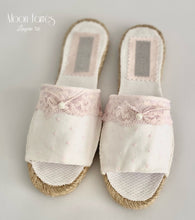 Cargar imagen en el visor de la galería, Zapatillas Lenceria. Modelo GRETHEL . Hada de las Perlas.