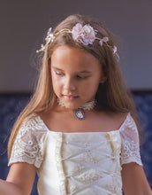 Load image into Gallery viewer, Gargantilla de comunión. Encaje. Chockers. Strangolino para niñas.