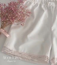 Cargar imagen en el visor de la galería, Pijama corto niña. Regalos Comunión. Modelo Perlas.