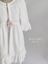 Cargar imagen en el visor de la galería, Bata Lenceria Niña. Regalos Comunión. Modelo Halia. Hada del Estilo.