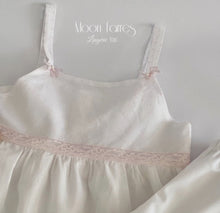 Cargar imagen en el visor de la galería, Pijama corto niña. Regalos Comunión. Modelo Perlas.