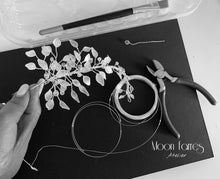 Load image into Gallery viewer, Tiara de Novia ANEMONA. Tocados Joya. Envio gratuito!