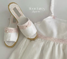 Cargar imagen en el visor de la galería, Zapatillas Lenceria. Modelo GRETHEL . Hada de las Perlas.