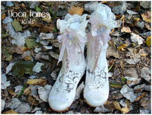 Cargar imagen en el visor de la galería, Botines Encaje de niña para Comunión o Ceremonia. Personalizamos con tu vestido. Modelo EILEEN.