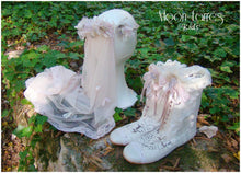 Cargar imagen en el visor de la galería, Botines Encaje de niña para Comunión o Ceremonia. Personalizamos con tu vestido. Modelo EILEEN.