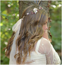 Cargar imagen en el visor de la galería, Corona de Comunión, Arras o Ceremonia. Modelo HAYDY. Hada de las caricias.