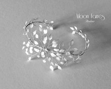 Load image into Gallery viewer, Tiara de Novia ANEMONA. Tocados Joya. Envio gratuito!