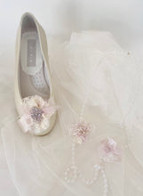 Cargar imagen en el visor de la galería, Zapatos niña de Comunión o Ceremonia. Flores rosa. Personalizamos con tu vestido. Modelo KENDRA