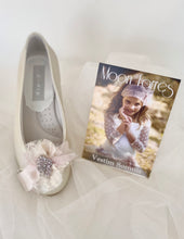 Cargar imagen en el visor de la galería, Zapatos niña de Comunión o Ceremonia. Flores rosa. Personalizamos con tu vestido. Modelo KENDRA