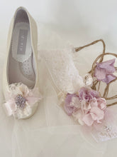 Cargar imagen en el visor de la galería, Zapatos niña de Comunión o Ceremonia. Flores rosa. Personalizamos con tu vestido. Modelo KENDRA