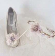 Cargar imagen en el visor de la galería, Zapatos niña de Comunión o Ceremonia. Flores rosa. Personalizamos con tu vestido. Modelo KENDRA