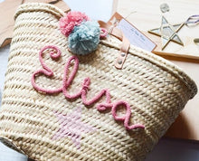 Load image into Gallery viewer, Capazos Playa Niña Personalizados. Modelo Arena. Regalos Comunión.