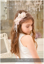 Cargar imagen en el visor de la galería, Tocado de niña para Comunión, Arras o Ceremonia. Modelo MISS PINK.
