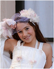 Cargar imagen en el visor de la galería, Tocado de niña para Comunión, Arras o Ceremonia. Modelo HANNAH