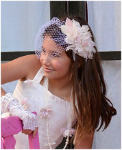 Cargar imagen en el visor de la galería, Tocado de niña para Comunión, Arras o Ceremonia. Modelo HANNAH