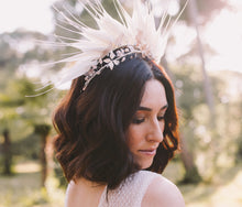 Load image into Gallery viewer, Tiara de Novia. Modelo CISNE. Envio gratuito!