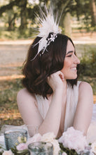 Load image into Gallery viewer, Tiara de Novia. Modelo CISNE. Envio gratuito!