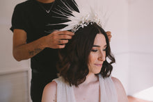 Load image into Gallery viewer, Tiara de Novia. Modelo CISNE. Envio gratuito!
