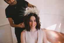 Load image into Gallery viewer, Tiara de Novia. Modelo CISNE. Envio gratuito!
