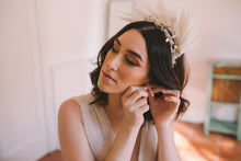 Load image into Gallery viewer, Tiara de Novia. Modelo CISNE. Envio gratuito!