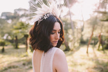 Load image into Gallery viewer, Tiara de Novia. Modelo CISNE. Envio gratuito!