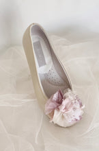 Cargar imagen en el visor de la galería, Zapatos niña para Comunión. Personalizamos con tu vestido.  Modelo NUBE