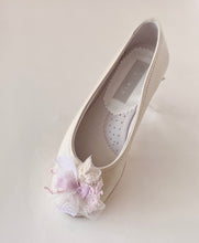 Cargar imagen en el visor de la galería, Zapatos de niña Comunión con flores. Personalizamos con tu vestido. Modelo TETUAN