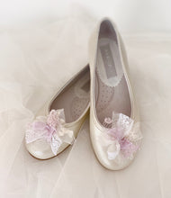 Cargar imagen en el visor de la galería, Zapatos de niña Comunión con flores. Personalizamos con tu vestido. Modelo TETUAN