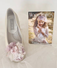 Cargar imagen en el visor de la galería, Zapatos niña para Comunión. Personalizamos con tu vestido.  Modelo NUBE
