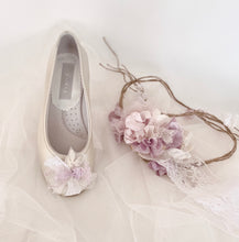 Cargar imagen en el visor de la galería, Zapatos de niña Comunión con flores. Personalizamos con tu vestido. Modelo TETUAN