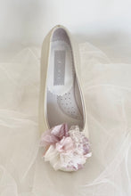 Cargar imagen en el visor de la galería, Zapatos niña para Comunión. Personalizamos con tu vestido.  Modelo NUBE