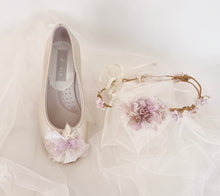 Cargar imagen en el visor de la galería, Zapatos de niña Comunión con flores. Personalizamos con tu vestido. Modelo TETUAN