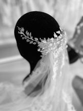 Load image into Gallery viewer, Tiara de Novia ANEMONA. Tocados Joya. Envio gratuito!