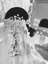 Load image into Gallery viewer, Tiara de Novia ANEMONA. Tocados Joya. Envio gratuito!