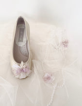Cargar imagen en el visor de la galería, Zapatos de niña Comunión con flores. Personalizamos con tu vestido. Modelo TETUAN